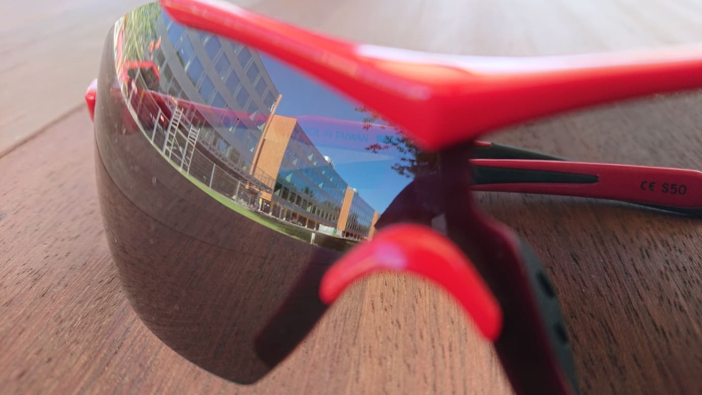 glasses reflect(zoom)